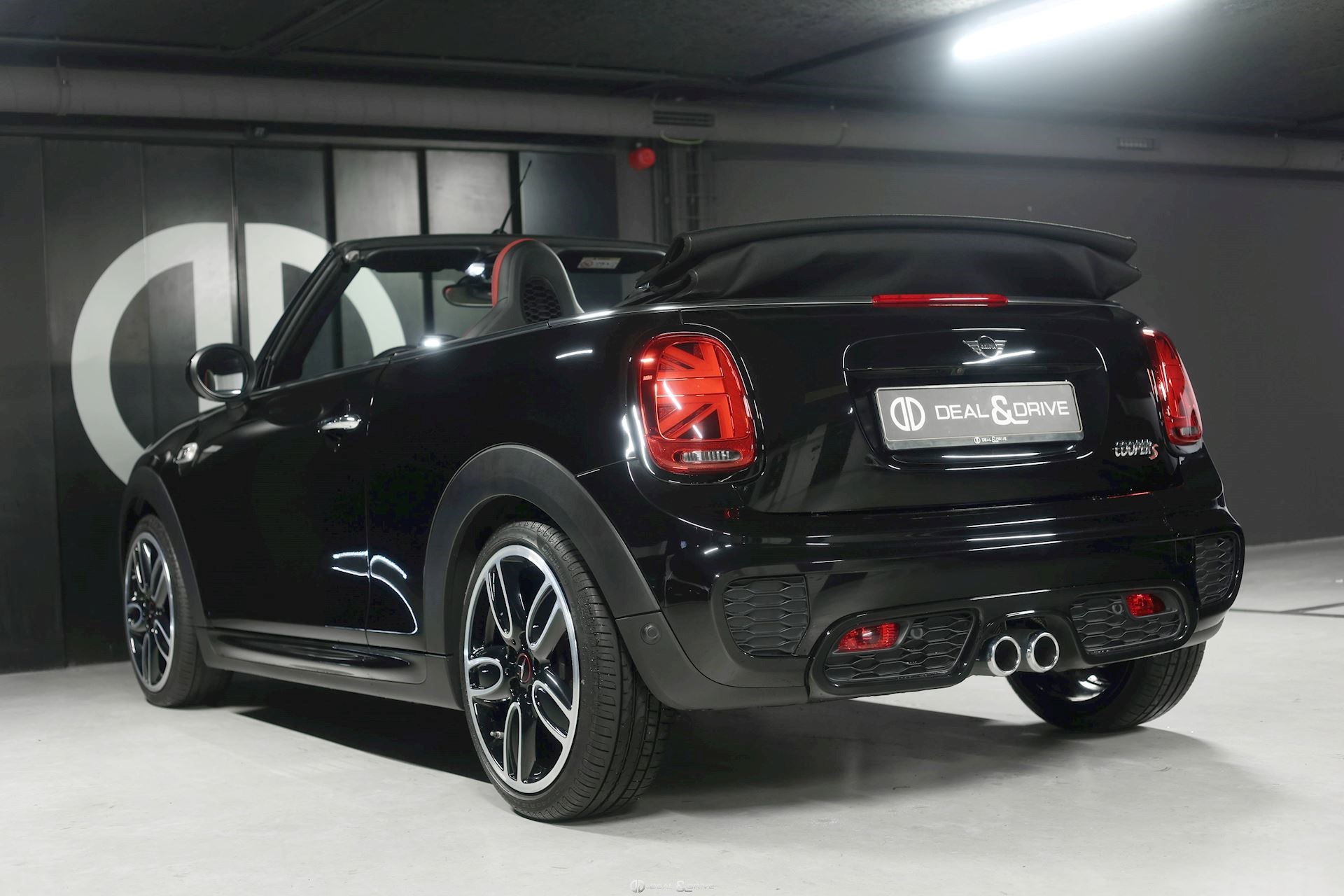 Cerclages de feux noirs, JCW